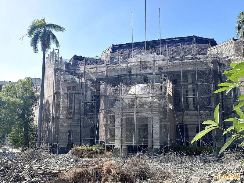 台中州廳有113年歷史，民眾痛心廣場如廢墟、慘不忍睹。（記者黃旭磊攝）