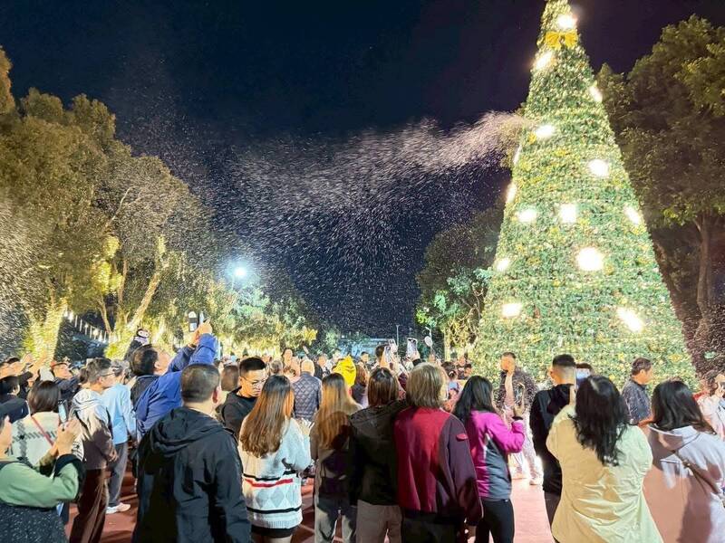 苗栗耶誕城化身童話雪國 即日起到明年1/4飄雪不停歇