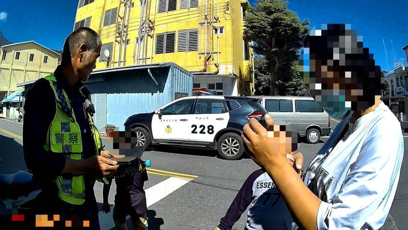 妈妈赶赴现场。（警方提供）