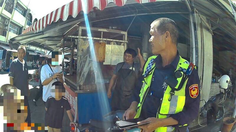 妈妈赶赴现场。（警方提供）