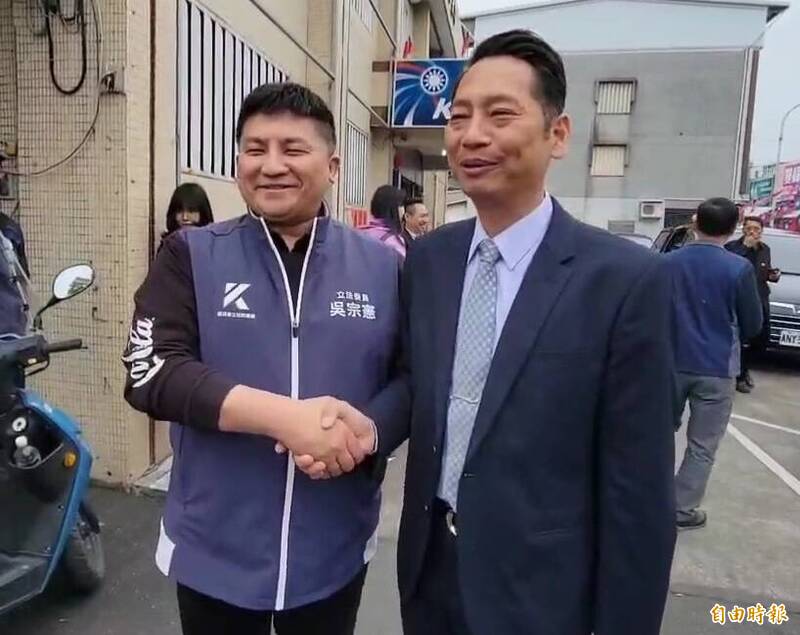 宜蘭縣長選舉藍白合人選何時決定？議長張勝德（右）認為不應急於一時，藍委吳宗憲（左）則說，尊重兩黨處理機制。（資料照，記者江志雄攝）