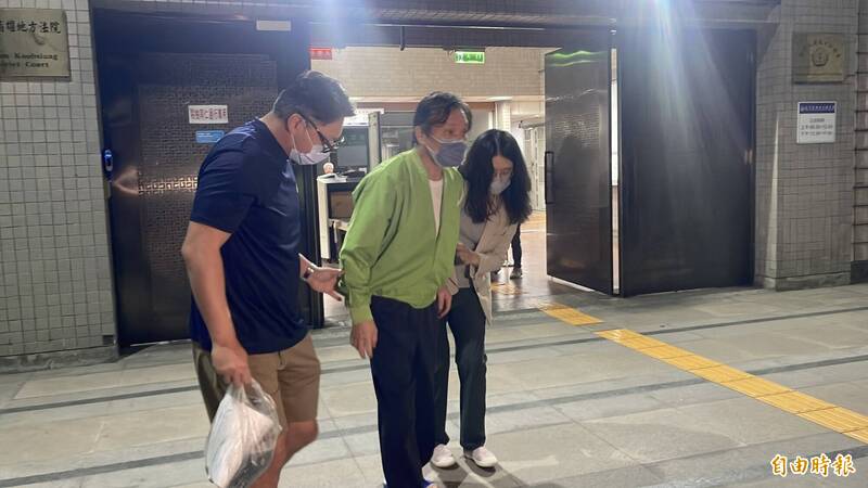 法官今天下午裁定三地集團創辦人鍾嘉村2.2億元交保，配戴電子腳鐐監控8個月，並限制出境出海，鍾嘉村傍晚在友人陪同下，離開高雄地院返家。（記者蘇福男攝）