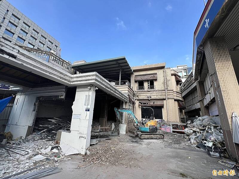 林烈堂別墅正在施工拆除內裝。（記者廖耀東攝）