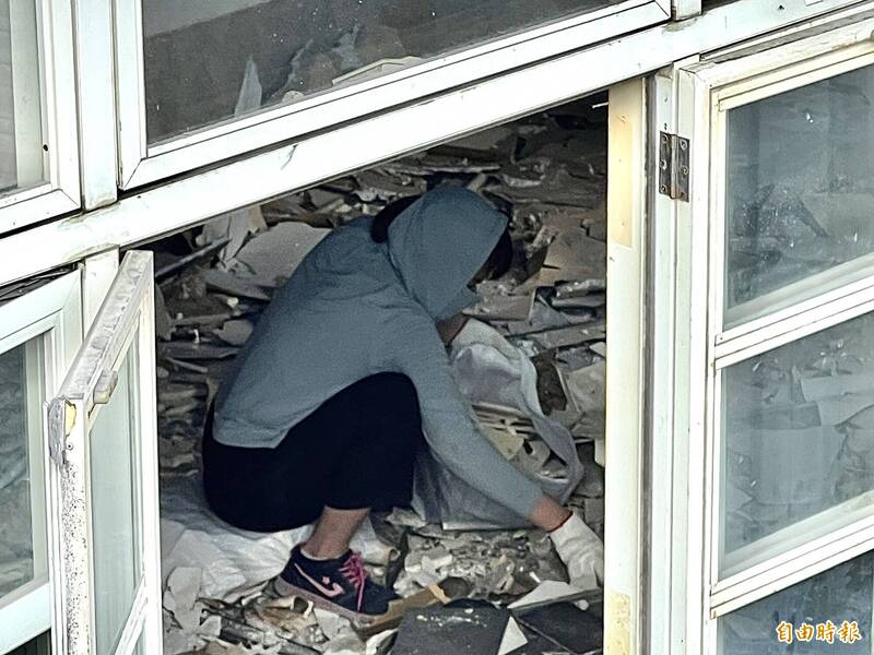 雇工拆除林烈堂別墅內裝。（記者廖耀東攝）