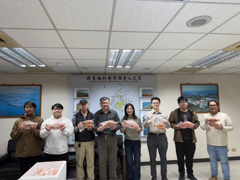 澎科大水產養殖系學以致用 送老人之家海水紅尼羅魚