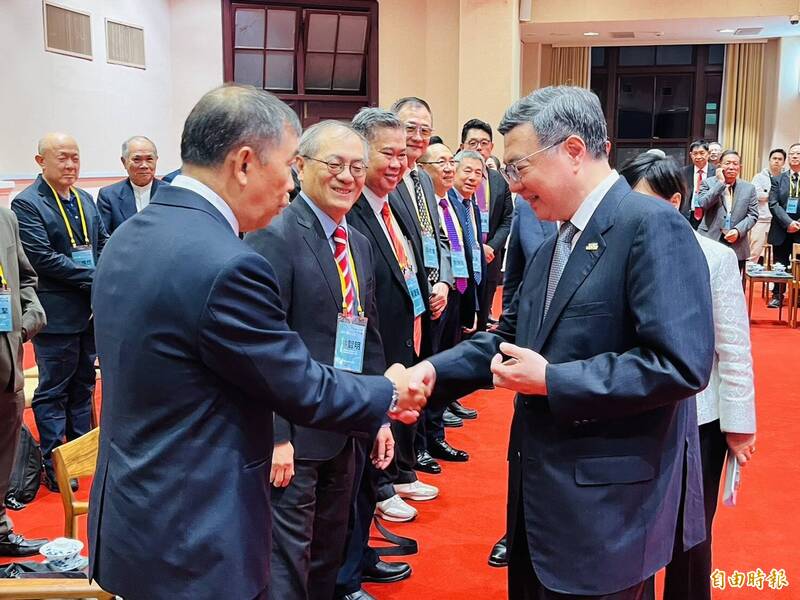 行政院長卓榮泰今日接見世界留台校友會聯誼總會參訪團。（記者陳鈺馥攝）