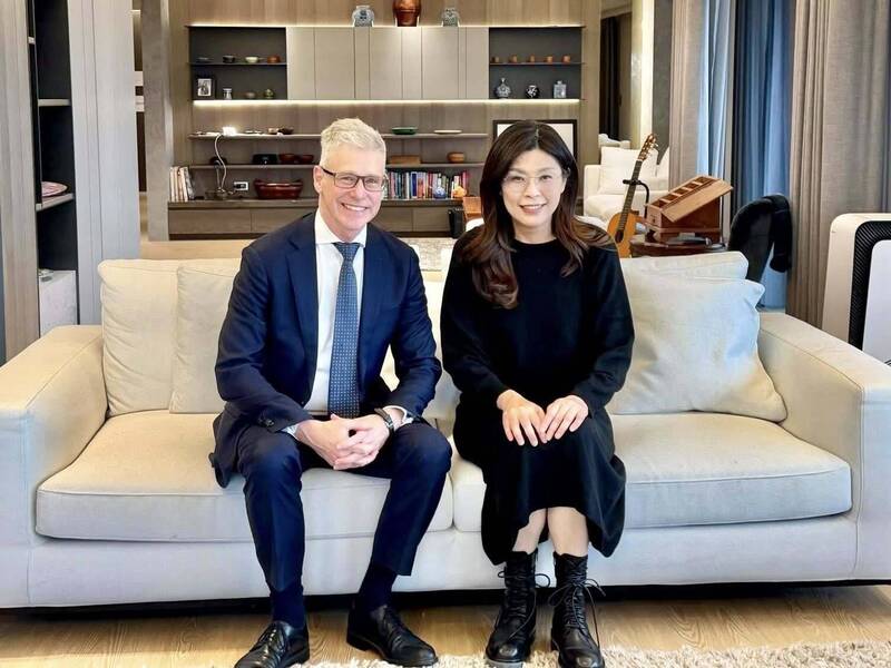 交流能源議題 鄭麗文與澳洲辦事處代表馮國斌會面