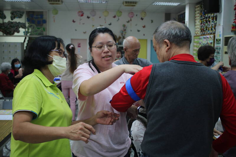 元智醫護學院師生深入中壢鄰里 傳授急救技能提升社區韌性