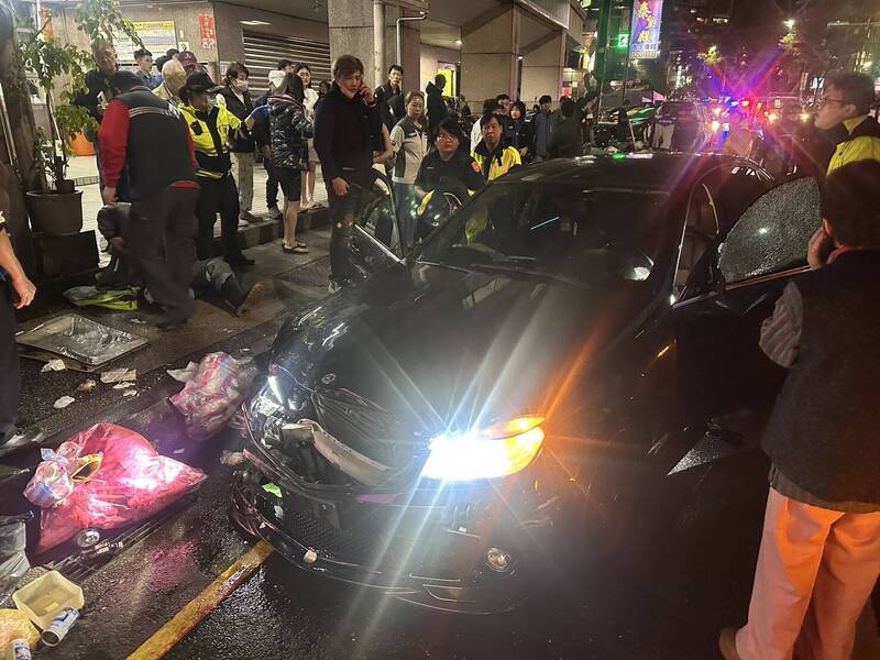 毒駕男開車撞進倒垃圾人群 波及多輛汽機車逾4人傷