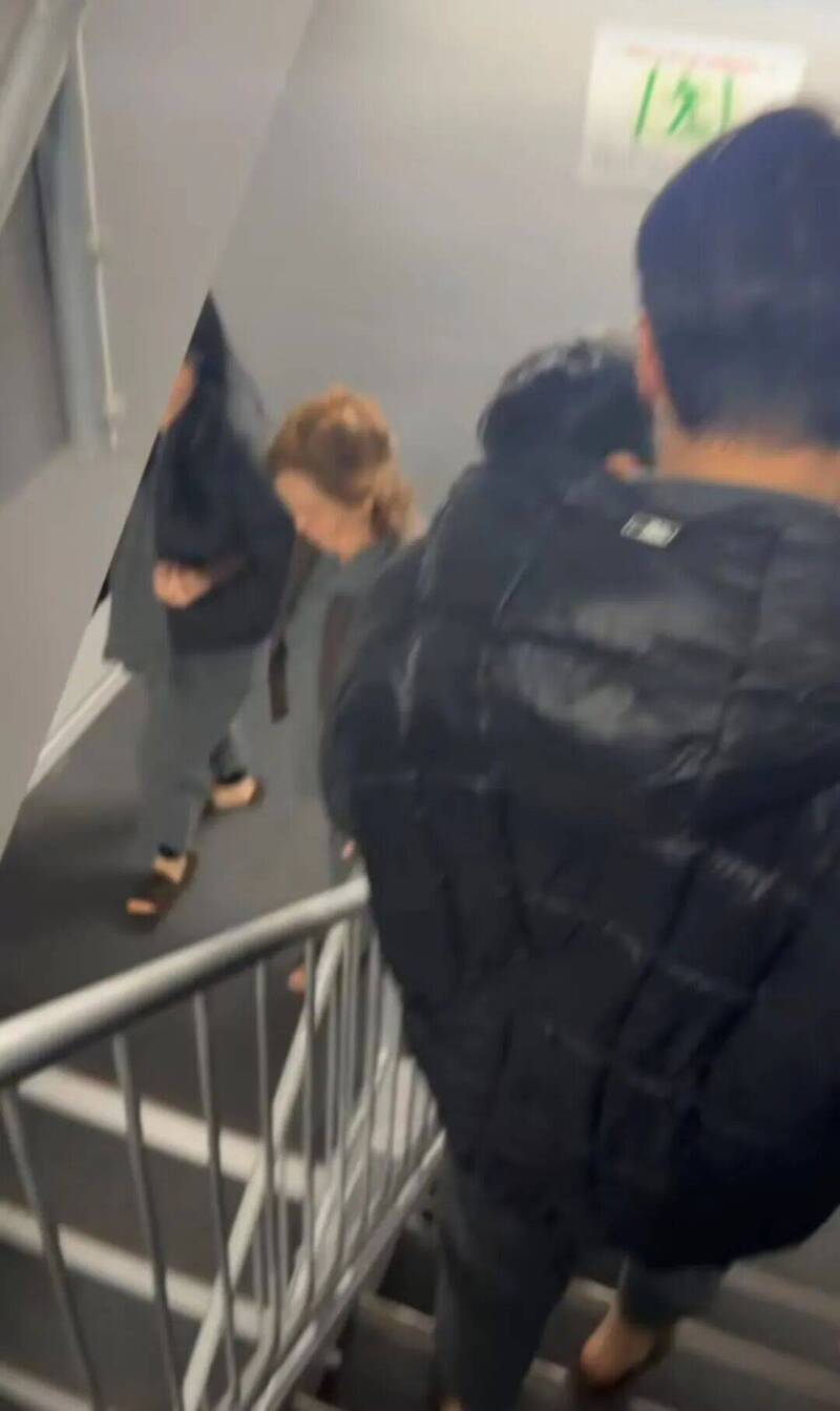 中国游客拍下青森强震后，自己和其他游客走下酒店楼梯避难画面。（撷取自极目新闻）