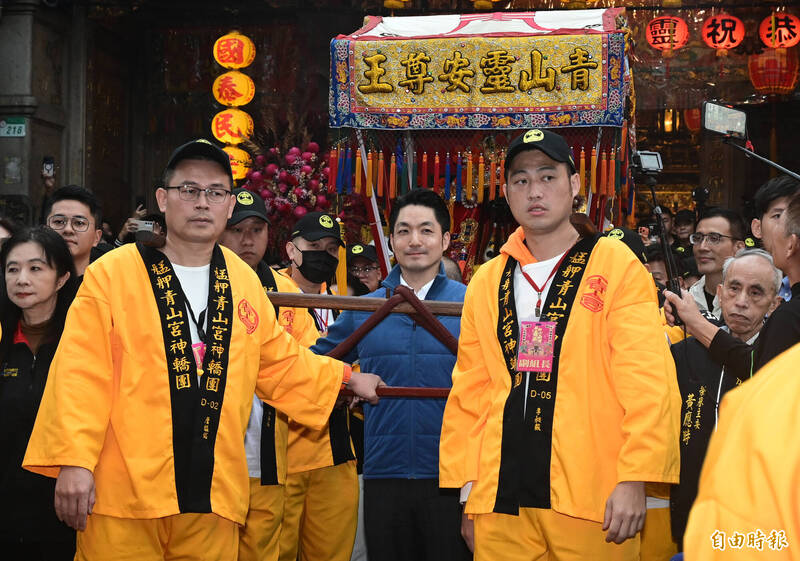 艋舺青山宮暗訪起轎 捷運彩繪列車、商圈推優惠