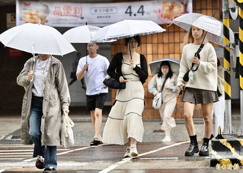 週三東北季風減弱，僅基隆北海岸、大台北山區、東半部地區及恆春半島、馬祖有零星短暫雨。（資料照）

