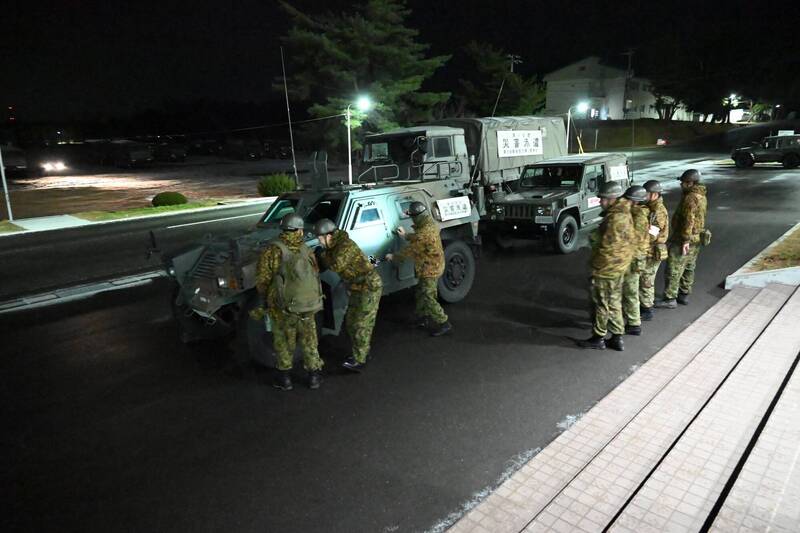 日本青森縣外海發生規模7.5強震，讓許多民眾在嚴寒天氣中趕往避難所，駐紮在岩手的陸上自衛隊已出發救災。（圖擷自X.com）