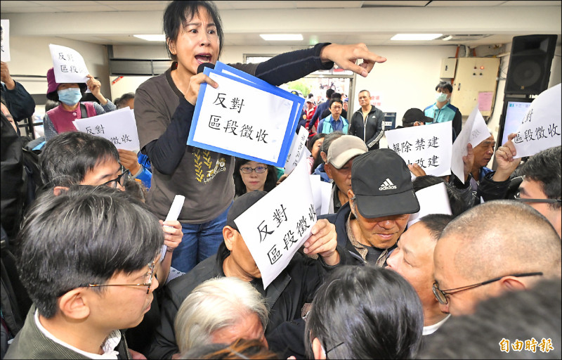 社子島區段徵收公聽會 陳抗與警推擠