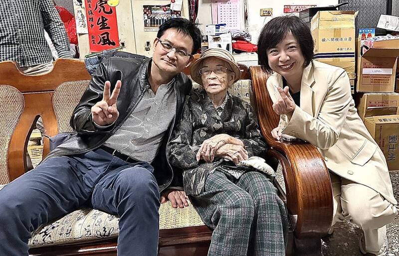 何欣純台中「市政辦公室」選在這區 訪百歲嬤跋感情