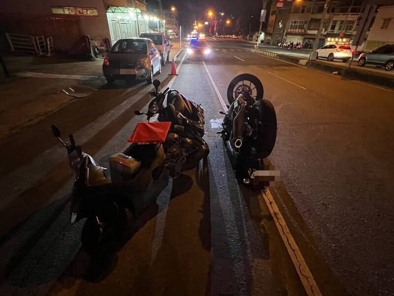 3輛機車追撞事故，其中一輛打檔車「前滾翻」碰撞後倒立，與一旁被其追撞的機車一正一反，形成「聖杯」模樣，打檔車騎士受輕傷送醫無大礙。（記者彭健禮翻攝）