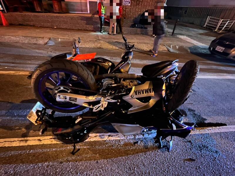 打檔機車緊急煞車碰撞後連人帶車「前滾翻」，騎士林男摔出、打檔車倒立。（記者彭健禮翻攝）