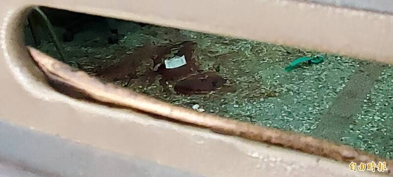 高雄鳳山區一家檳榔攤發生命案，現場地上血跡斑斑。（記者陳文嬋攝）