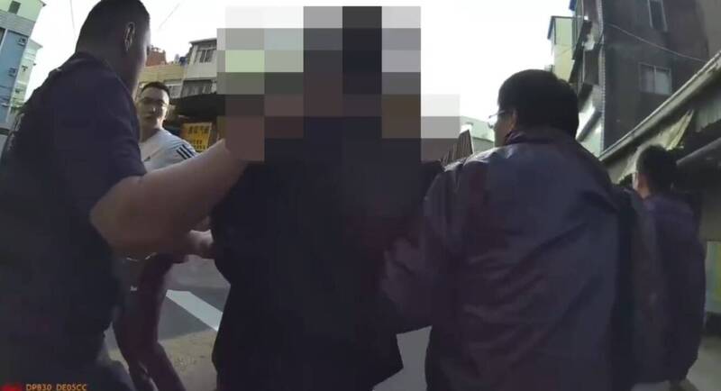 警方於附近店家騎樓地逮捕呂男。（民眾提供）