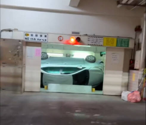 高雄停車塔「翻車」卡梯口 路人看見驚呆