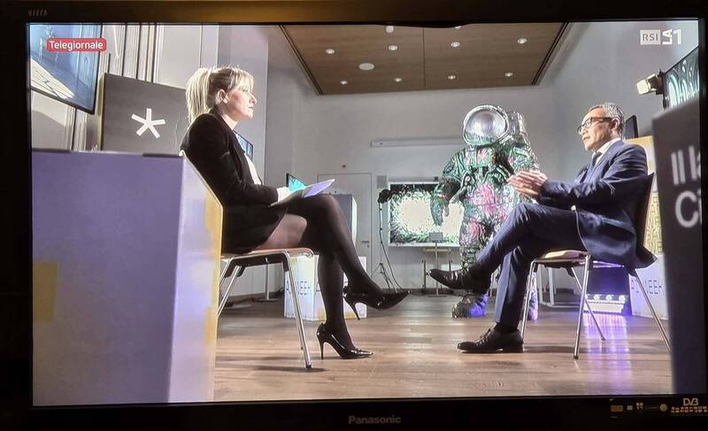 台灣也有「一中政策」！駐瑞士代表王思為妙答讓美女主持人嘴角微笑。（王思為臉書）