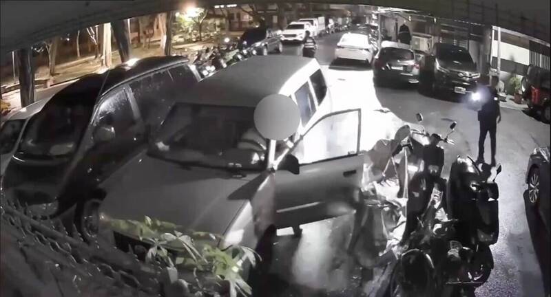 警方鷹眼在停放區發現一名王姓男子於車內翻找物品。（記者鄭景議翻攝）