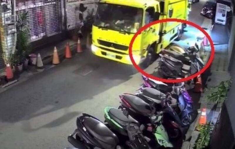 老司機翻船!窄巷擦撞機車「扶起就走」 肇逃吊扣駕照