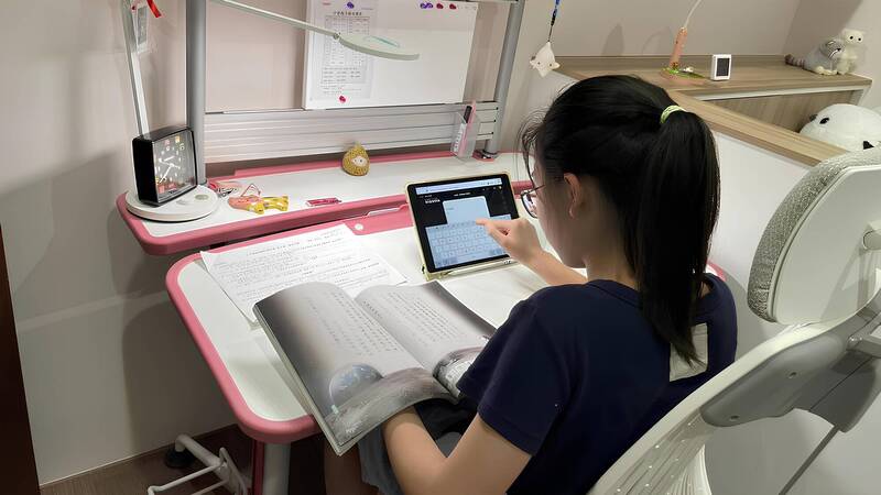 公用平板帶回家平均3.5小時 線上學習活躍成第二教室