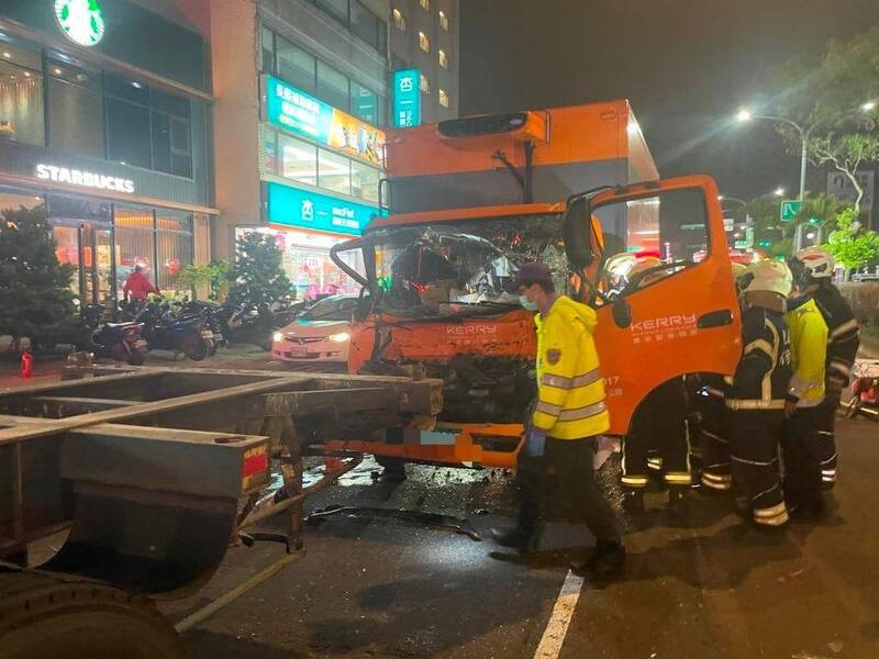 桃園楊梅物流車追撞曳引車 駕駛受傷
