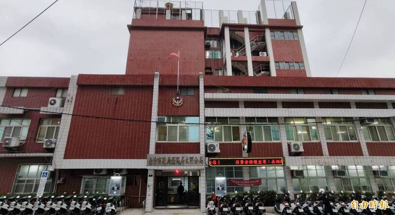 大甲分局警方追查挥刀嫌犯。（记者张轩哲摄）