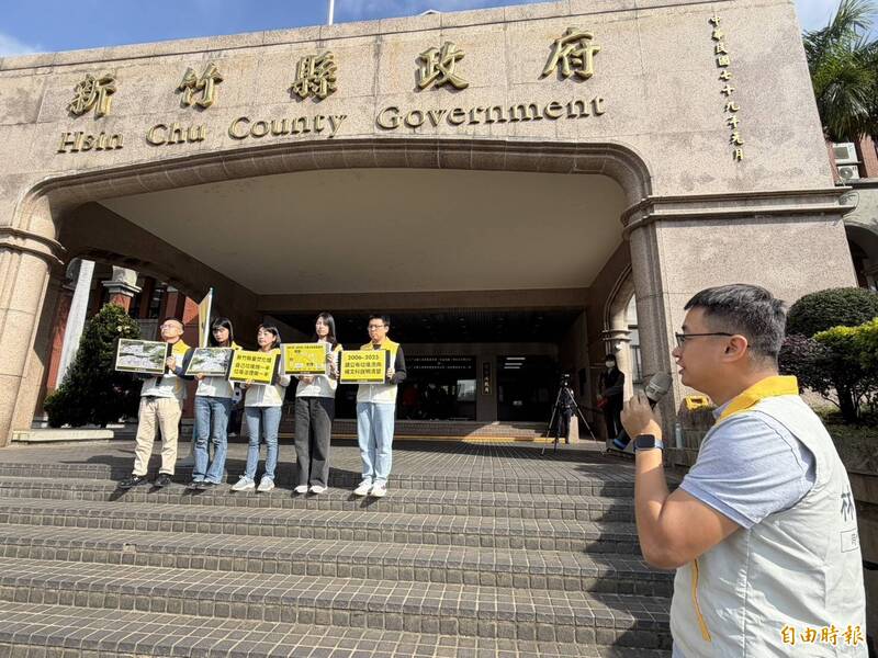 時代力量質疑，竹東掩埋場問題已對水源與環境安全敲響警鐘，新豐、新埔、峨眉等掩埋場同樣面臨風險，顯示新竹縣垃圾治理長期缺乏整體規畫。（記者廖雪茹攝）