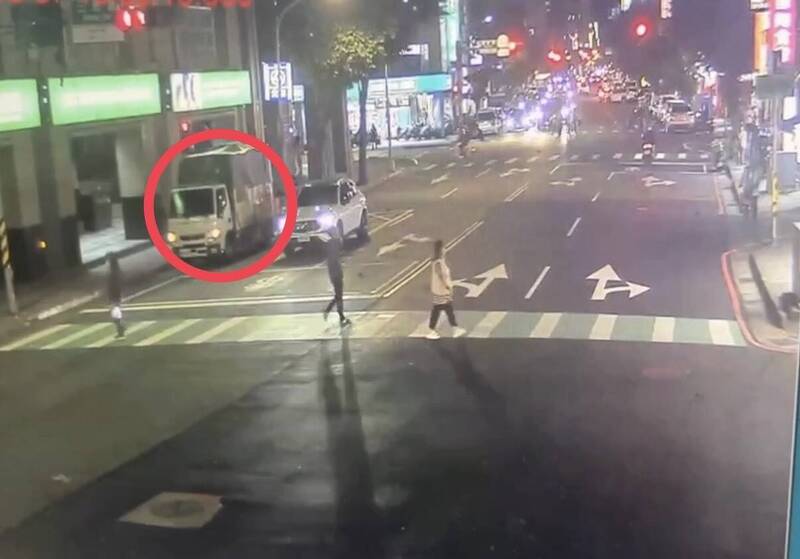 卓男找來搬家公司將胞弟傢具搬走。（記者陸運鋒翻攝）