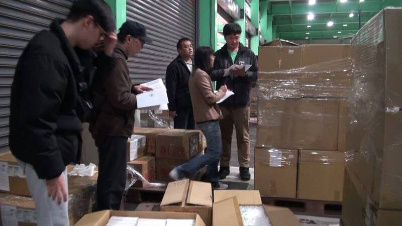 警方前往天一爱公司的办公室、仓库搜索。（记者王冠仁翻摄）