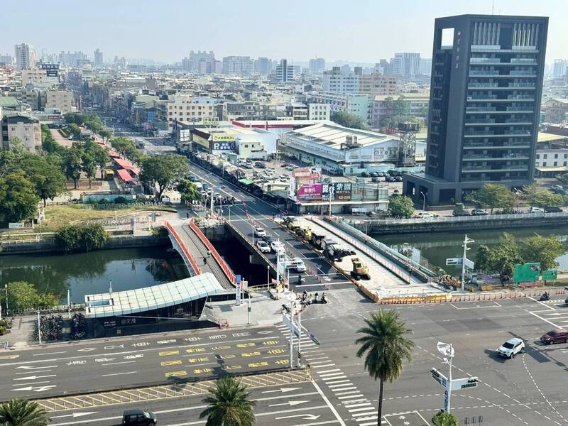 高雄前鎮、鳳山間的重要通道媽祖港橋，歷經3年半改建，預計12/11中午全線通車。（新工處提供）