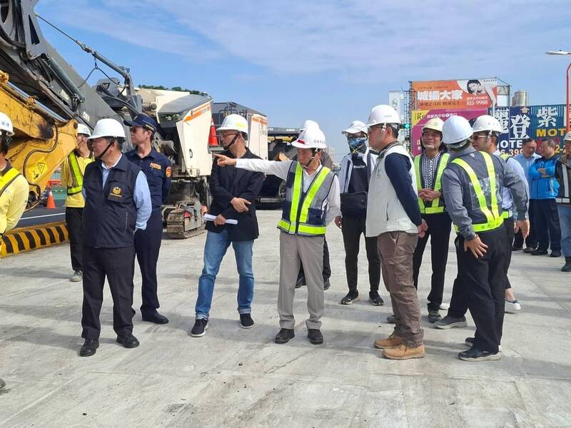 副市長林欽榮今上午前往視察媽祖港橋改建工程。（新工處提供）