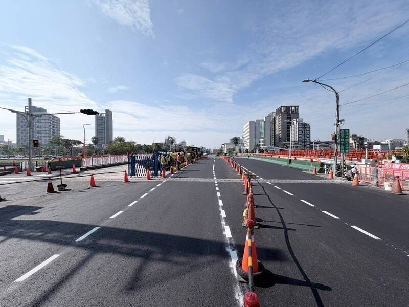 媽祖港橋橋面下游測AC刨鋪完成。（新工處提供）