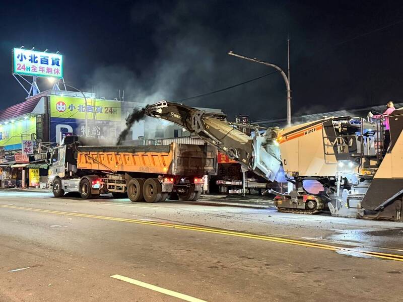 施工團隊夜間AC刨鋪。（新工處提供）