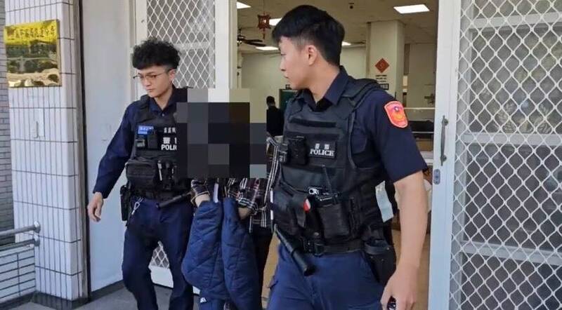 花莲警分局巡逻时发现1辆机车，红灯左转又骑上人行道违规，查获宋姓女骑士涉嫌持有毒品及毒驾移送法办。（警方提供）