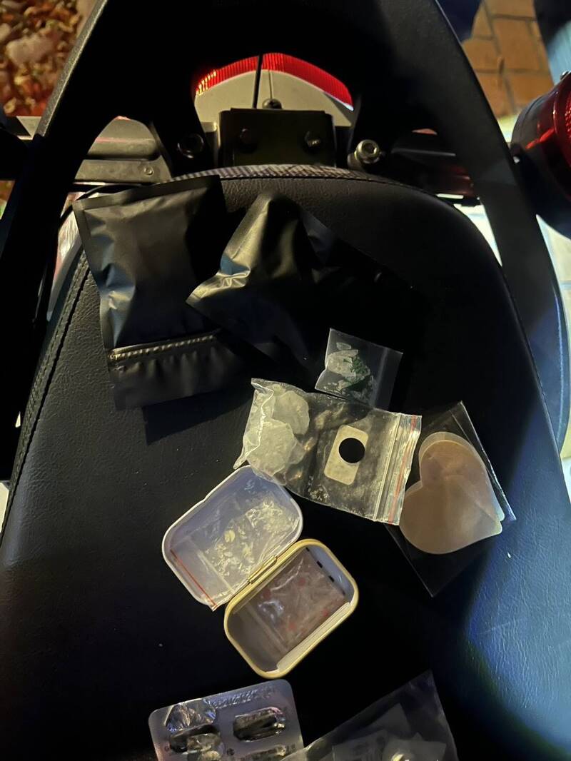 花莲警分局巡逻时发现1辆机车，红灯左转又骑上人行道违规，查获宋姓女骑士涉嫌持有毒品及毒驾移送法办。（警方提供）