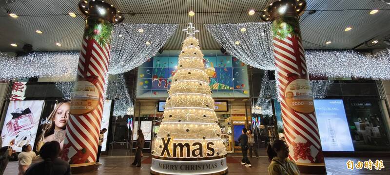豐原太平洋百貨白色耶誕樹，吸引民眾拍照。（記者張軒哲攝）