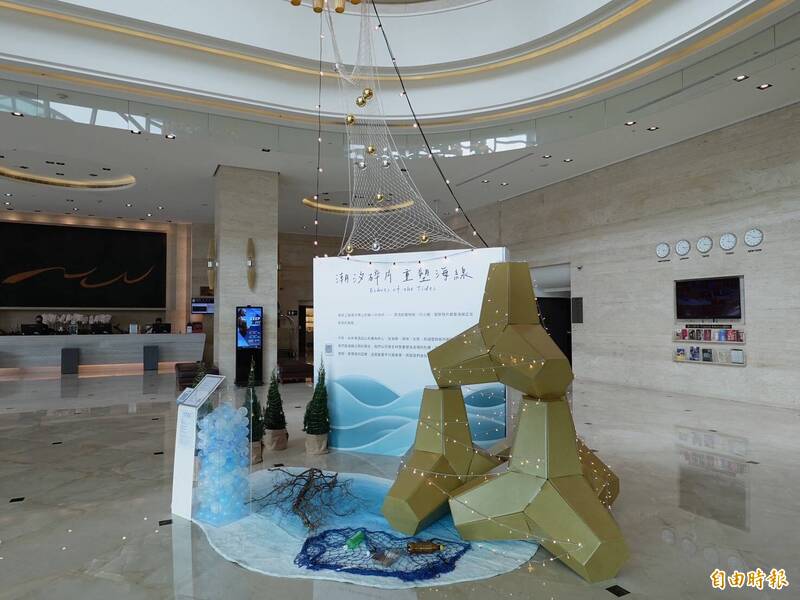 台中港酒店推出消波塊耶誕樹。（記者張軒哲攝）