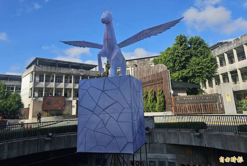 葫蘆墩圳主燈「飛天白馬」已經設置完成。（記者張軒哲攝）