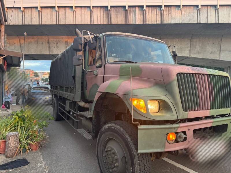 苗栗县头份市中正一路侨善国小附近路段，昨（9）日下午发生军用卡车与轿车碰撞事故，意外发生当时军用卡车上还坐满阿兵哥。（记者彭健礼翻摄）