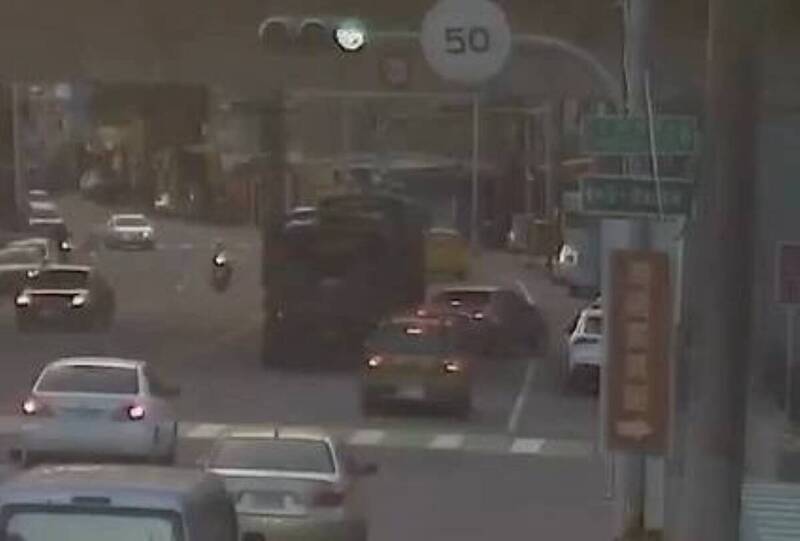 軍用卡車載滿阿兵哥外切碰撞 轎車又撞路旁停車