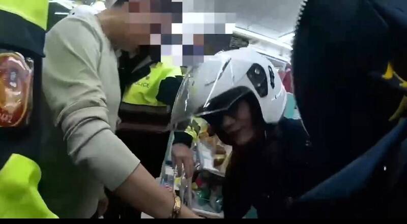 參加青山宮遶境走調！ 馬國男喝醉大鬧超商被管束