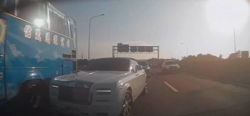 4000萬勞斯萊斯擦撞遊覽車 車商估維修「200至250萬」