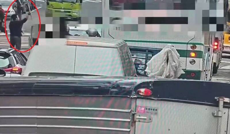 北投驚傳行車糾紛 汽車駕駛下車拿球棒亂揮