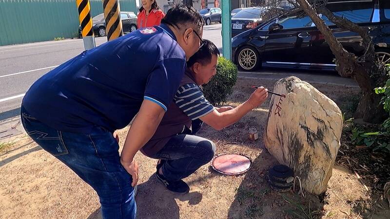 為車禍數據好煩惱 南警求「石頭」保佑