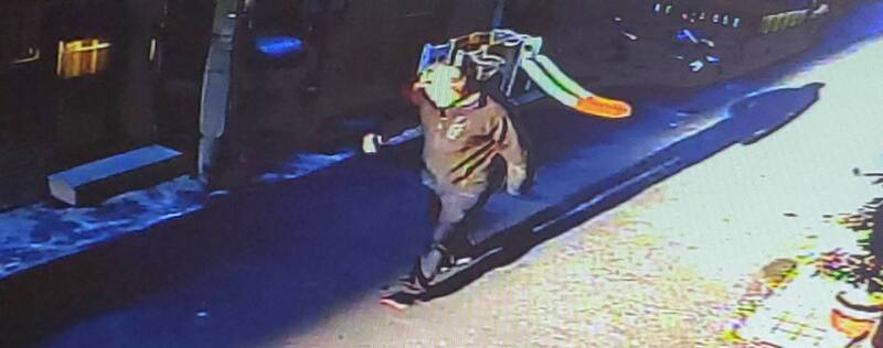 呂姓男子逃逸過程監視器全都錄。（民眾提供）