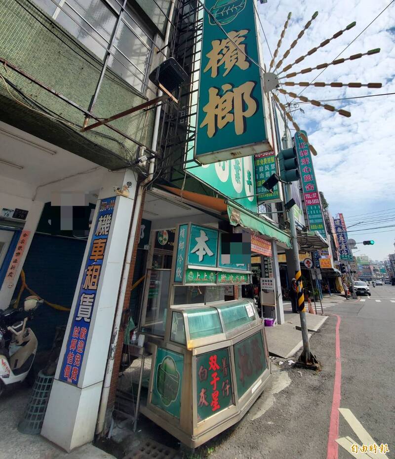 呂姓男子於案發地不到100公尺娃娃機店騎樓地，遠距離觀察命案現場。（記者陳文嬋攝）